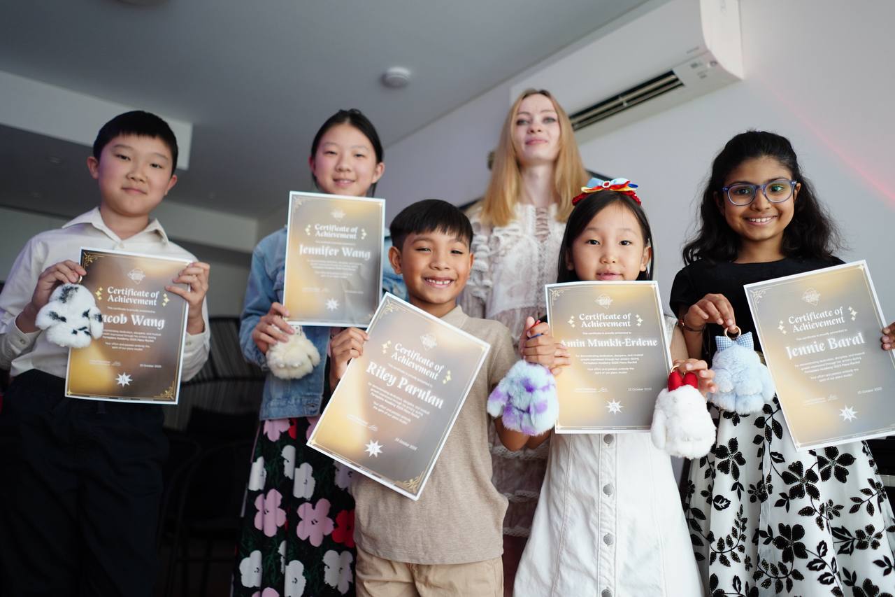 Fortepiano Academy recital group with certificates